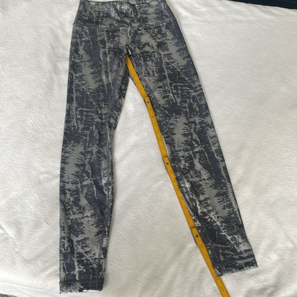 Lululemon Metallic Silver and Black Print Pattern Wunder Under Size 6 28” inseam - Picture 2 of 11